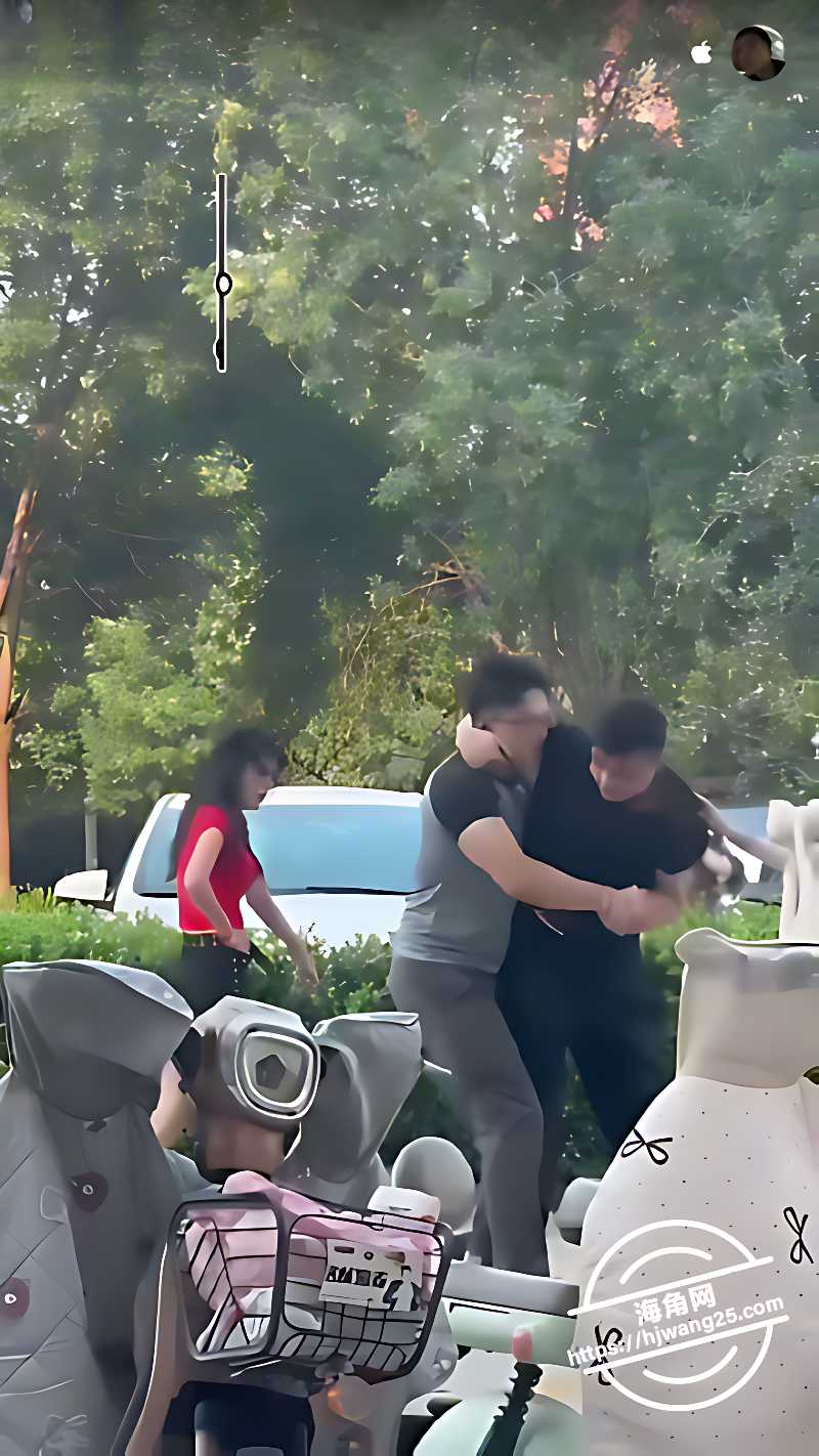 停车场红衣女大战米色套装女 三人肢体拉扯 场面混乱撕扯走光