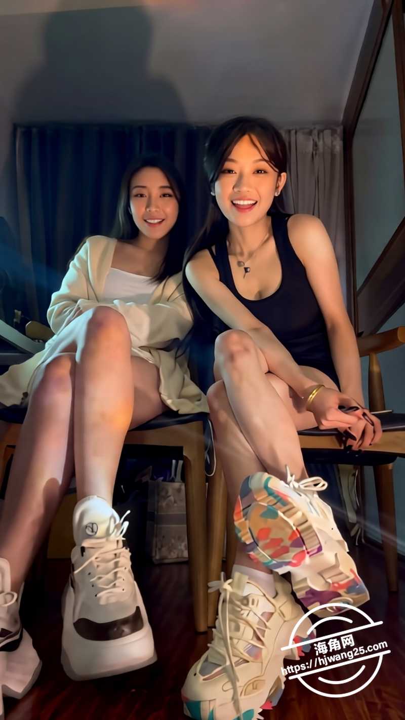 推特极品福利姬 楠熙 和闺蜜合体直播送福利 坐在椅子上脱鞋秀脚大肆挑逗 高颜值看着就舒服