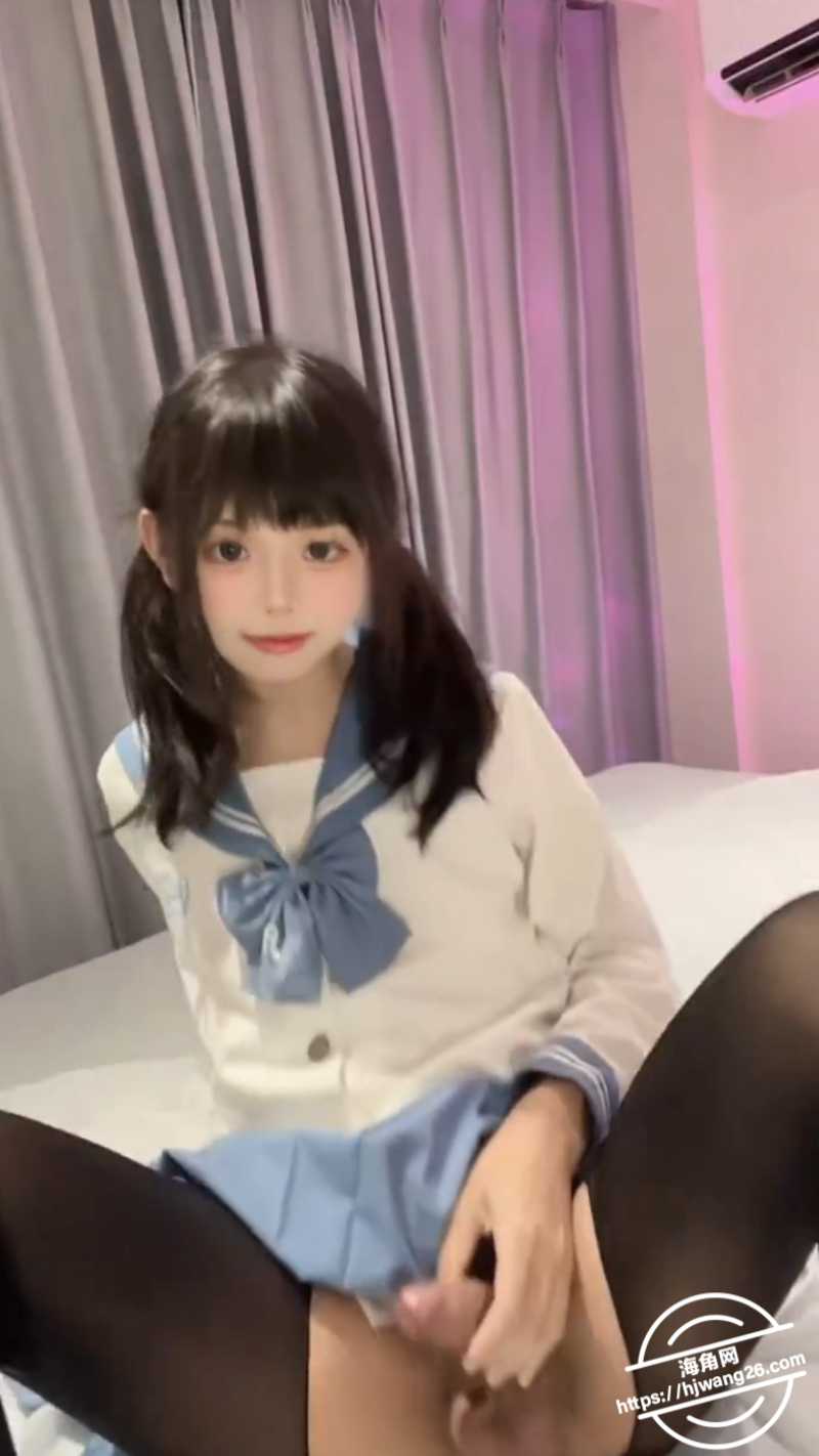高颜值人气TS伪娘 小e 谁能想到外表这么漂亮可爱的人 掀开裙子却露出一根大牛子呢