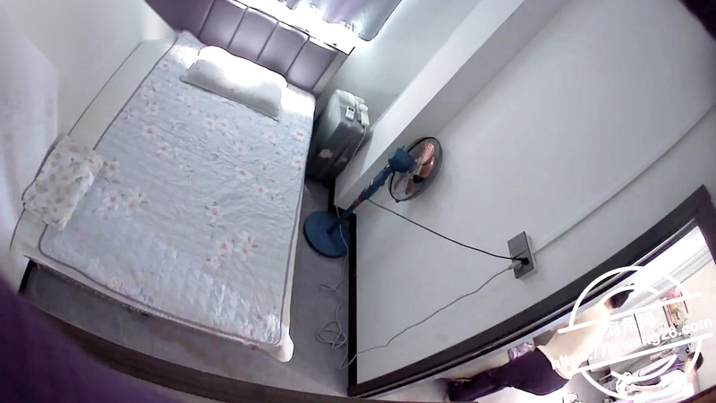 爱妈妈爱良家少妇 原创视频 隐蔽居家摄像头下操洗脸老师全过程 差点被她发现