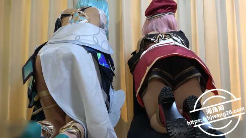 粉蓝双色Cos妹子围攻面具男 衣服脱一半 看着就顶