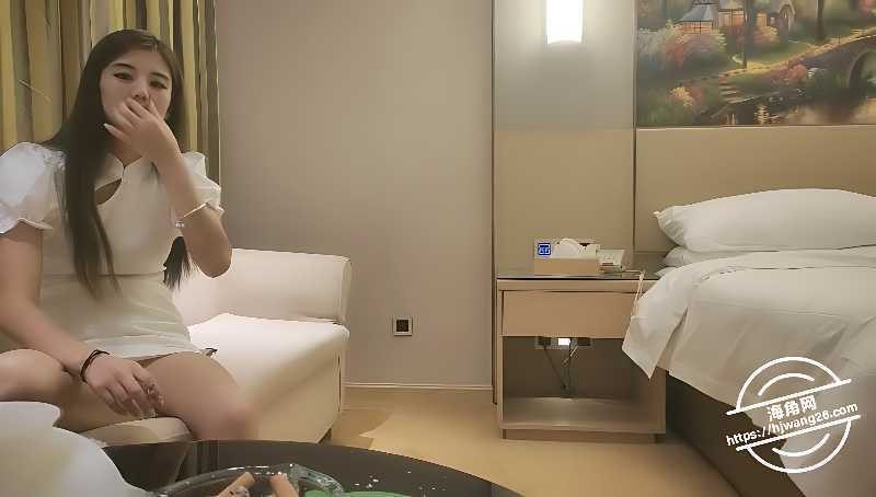亚洲嫩妹刷手机秒变全裸 沙发跨坐乘骑 转战床上后入分腿被干到软