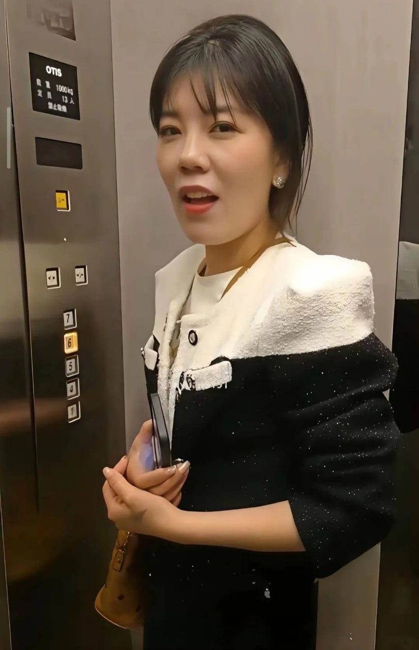 北京昌平电梯少妇孙晔子 黑白紧身上衣裹丰满巨乳翘臀 成熟御姐私下极致骚浪